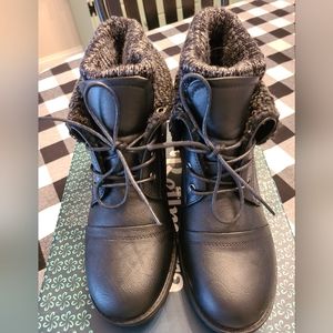 Women's Black Lace Up Winter Ankle Boot New in Box Sz.8